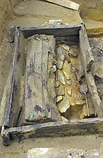 
La tombe d'un prince scythe (Kazakhstan), fouille d'un kourgane gelé sur le site de Berel'. Aprè...